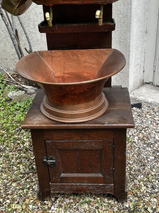 Large French Copper and Brass Wall-Mounted Kitchen Fountain with Basin, Early 19th Century
