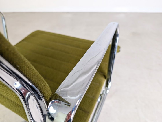 Image 1 of Silla de oficina original de mediados de siglo Herman Miller EA 117 Eames verde