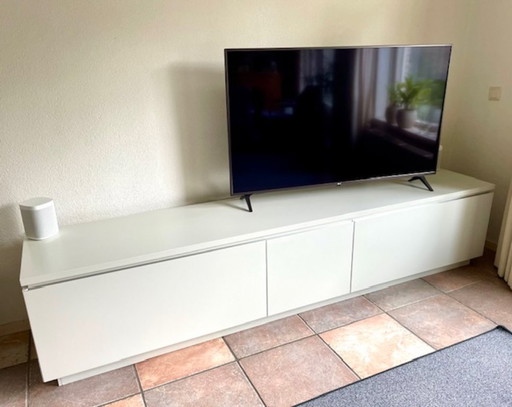 Meuble TV Interlübke. Design épuré, nombreux rangements.