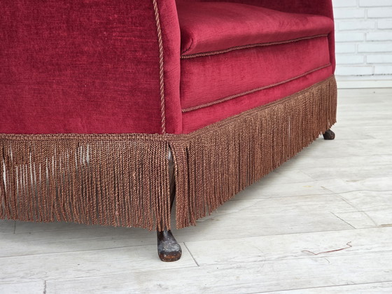 Image 1 of Sofá danés de dos plazas, años 60, terciopelo rojo, patas de madera de fresno.