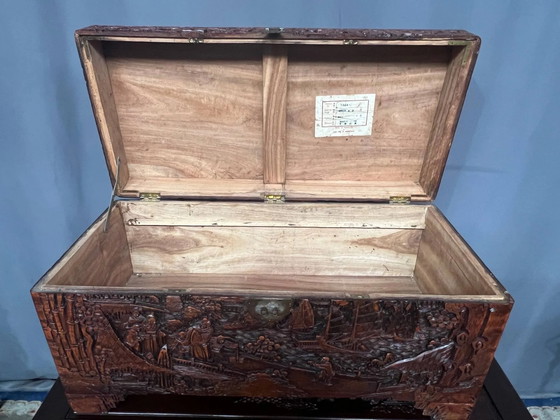 Coffre en camphre sculpté. Chine. XXe siècle. 40 x 80 x 38 cm. – Armoires de rangement, Wood (photo 6 of 7)