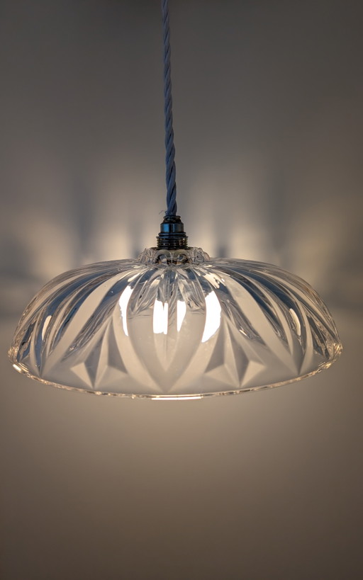 Sfeervolle grote glazen lamp met mooi patroon.