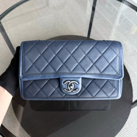 Image 1 of Chanel Seasonal Flap - 25 cm gewatteerd kalfsleer, blauw ruthenium, zilverkleurige hardware, serie 20