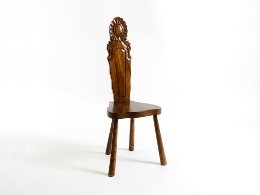 Bellissima Sedia in Legno Massiccio con Schienale Intagliato a Mano e Ornato – Prodotta in Spagna – Mid-Century Modern