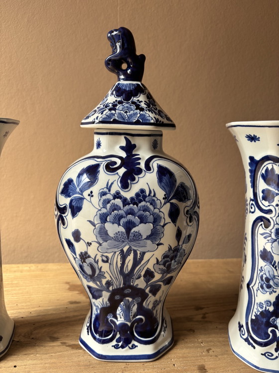 Image 1 of Original Royal Delft hand-painted cabinet set (3-piece) – 1989