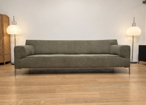 Divano a 4 posti Design on Stock Bloq con rivestimento rinnovato.