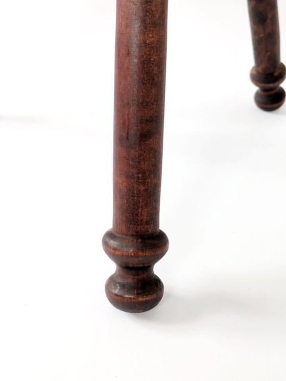 Image 1 of Sgabello in legno a tre gambe in stile fattoria francese d'epoca