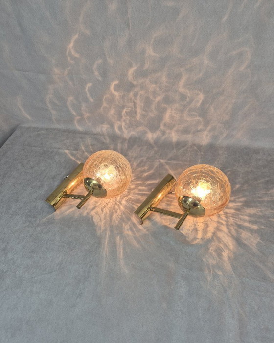 Image 1 of Set van twee Fischer 724/1 messing wandlampen met craquelé glazen bol, mid-century stijl, E14 fitting.