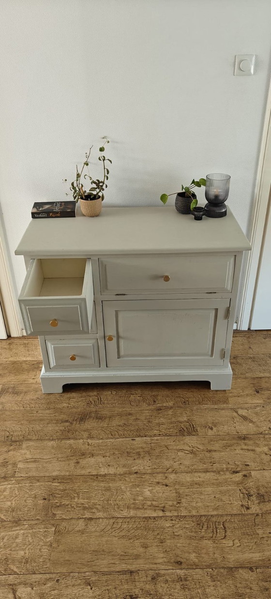 Image 1 of Landelijk kastje / dressoir – beige met messing knoppen