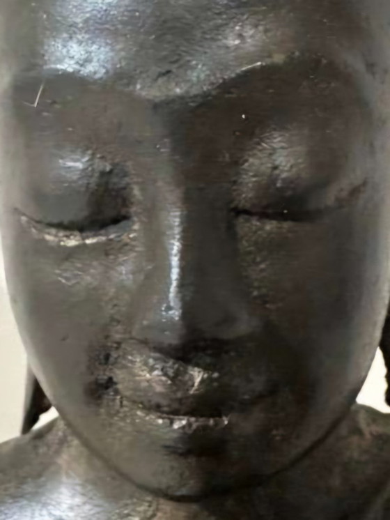 Image 1 of Vroege bronzen zittende Boeddha uit Ayutthaya, met vlamvormige bekroning, sporen van originele vergulding, 15e-16e eeuw Thailand