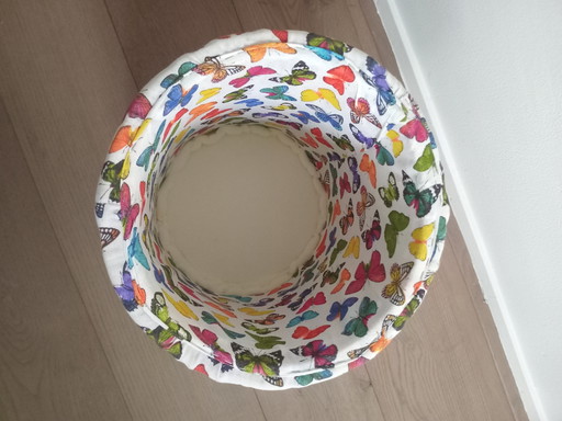 Pouf mit Kissen aus Schmetterlingsstoff – hockers en poefs, Textile (photo 2 of 6)
