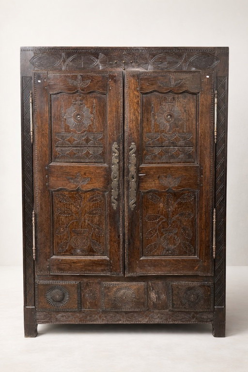 Armadio antico in legno intagliato