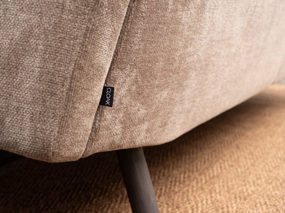 Havee Cloak Sky | 3-Sitzer-Designsofa und Hocker | Beige – 3-5 Sitzer Sofas, Textile (photo 3 of 9)