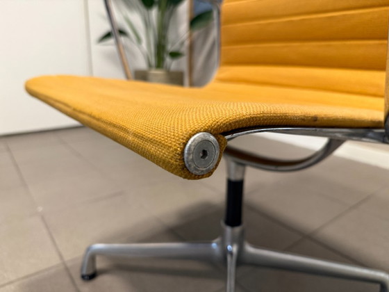 Vitra | Eames | EA107 | Hopsak Naranja | 2 unidades – Sillas de conferencia, Textil, Aluminio (photo 13 of 16)