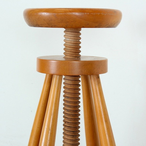 Image 1 of 2 taburetes giratorios de mediados de siglo en madera de abeto al estilo de Charlotte Perriand