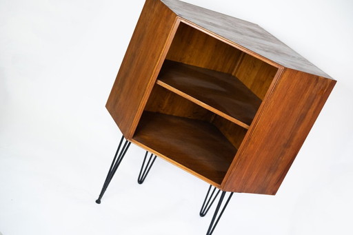 Hoekkast uit het midden van de vorige eeuw met haarspeldpoten