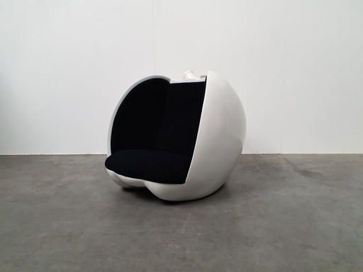 chaise longue en fibre de verre de l'ère spatiale