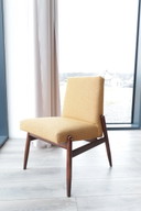 Vintage armloze stoel geel moutarde bouclé 1960