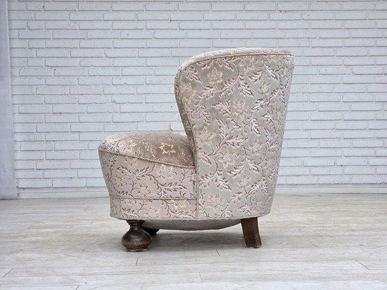 Image 1 of Fauteuil danois incurvé des années 1970, revêtement d'origine en velours vert clair/gris.