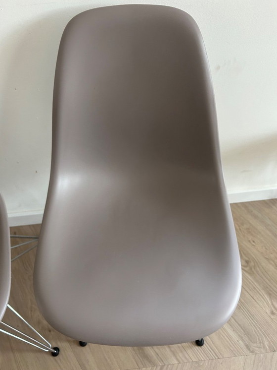 Image 1 of Vitra Eames DSR Esszimmerstühle