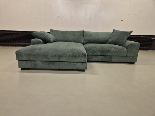 30% DE DESCUENTO EN LA SALA DE EXPOSICIÓN - Sofá esquinero - Nola - Verde - Nuevo - Pana