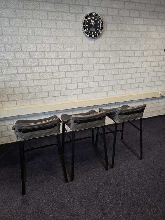 Image 1 of 3 elegantes taburetes de bar para cocina de Piet Boon con base negra antracita.