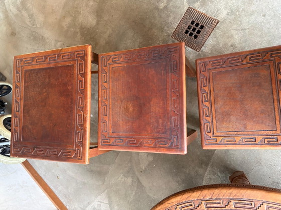 Image 1 of Zuid Amerikaanse leren salontafel en drie bijzettafels 