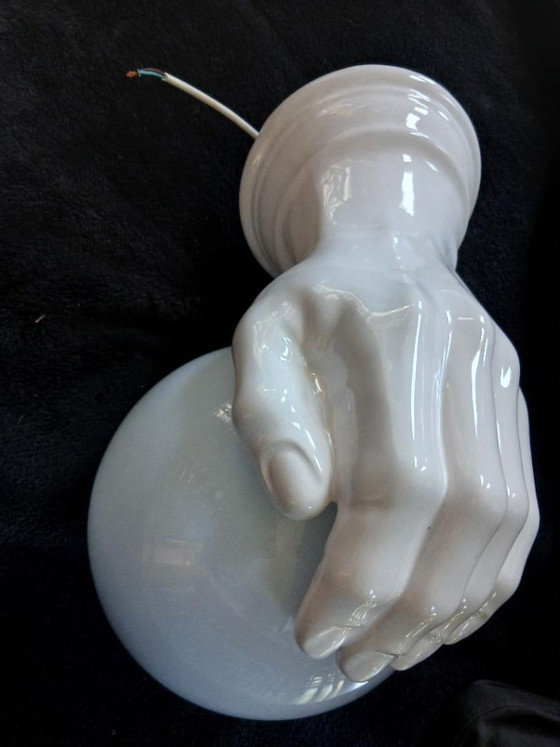 Image 1 of Applique da parete gigante a forma di mano in ceramica bianca con globo opalino, design vintage.