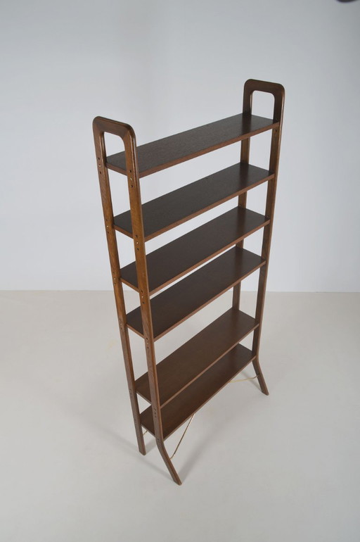 Estantería de pared danesa independiente con detalles de latón, década de 1960.