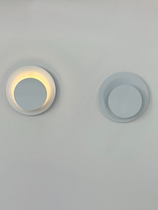 Een paar vintage wandlampen, wit gelakt metaal, Zweden, 1970