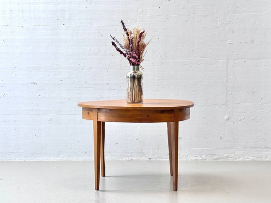 Image 1 of Round dining table made of solid alder wood