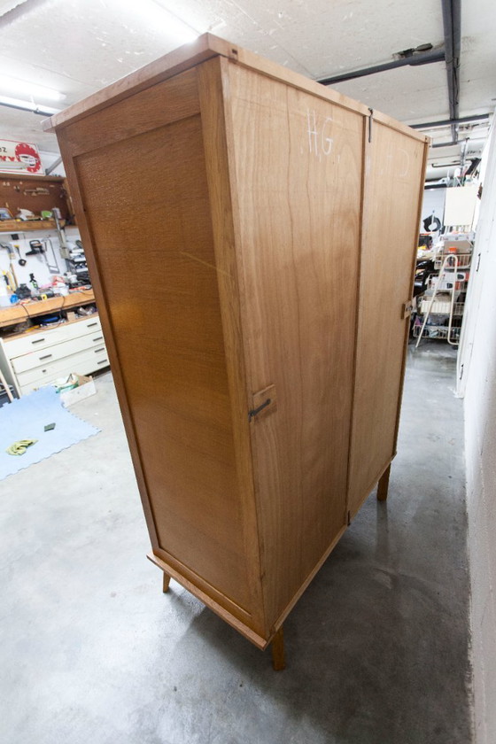 Image 1 of Kledingkast uit de jaren 50 met kompasvormige poten, schuifdeuren en een nieuw bovenblad.