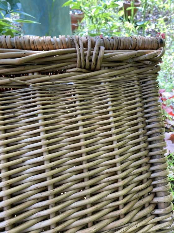 Image 1 of Cesta de mimbre antigua con cierre y asa.