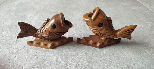 Paar antike, geschnitzte Zahnstocherhalter aus Holz in Fischform – tafelaccessoires, Wood (photo 2 of 11)