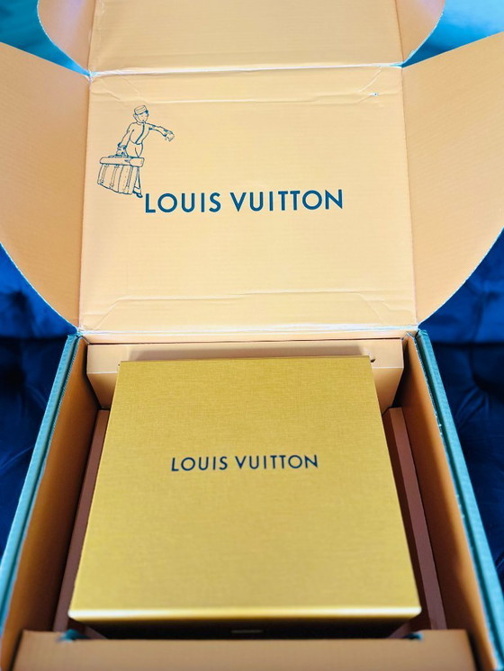 Image 1 of Deel gloednieuwe Louis Vuitton GI1158 vliegtuig presse-papier, vliegtuigsculptuur LV LV1854