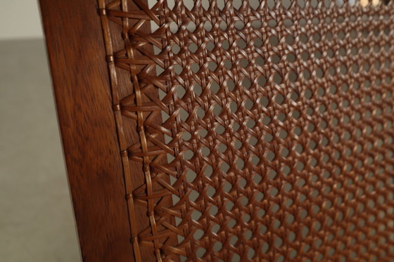 Image 1 of Sillón de salón de teca de estilo arquitectónico de mediados de siglo con asiento de mimbre, década de 1950.