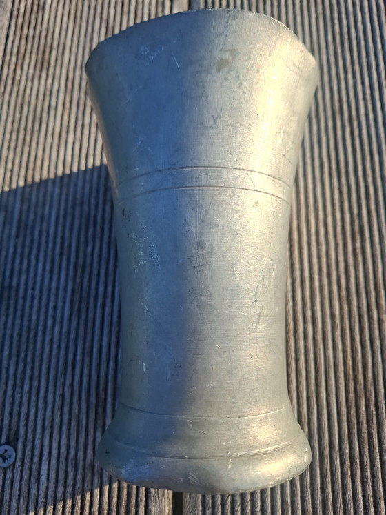 Image 1 of Taza antigua de peltre torneada a mano