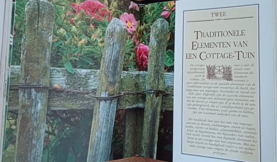 English Garden Library | Cottage Gardens, Cotswolds, Penelope Hobhouse & Christopher Lloyd | 4 Luxury Garden (photo 6 of 10)