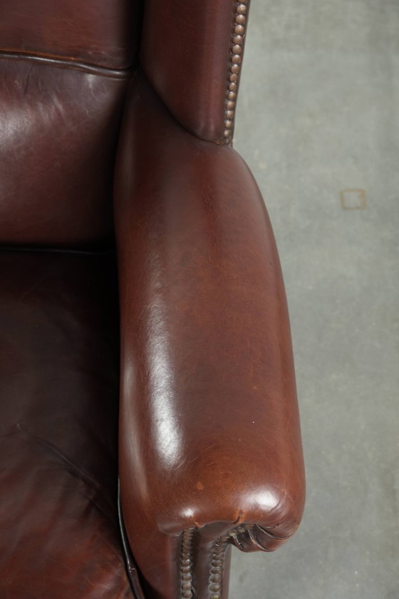 Image 1 of Splendida poltrona vintage in pelle di pecora con schienale alto, dalle dimensioni belle e discrete.