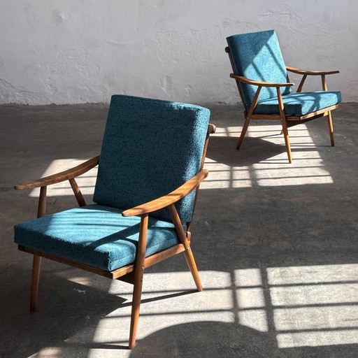 Een paar volledig gerestaureerde Tsjechoslowaakse TON-fauteuils uit 1960.