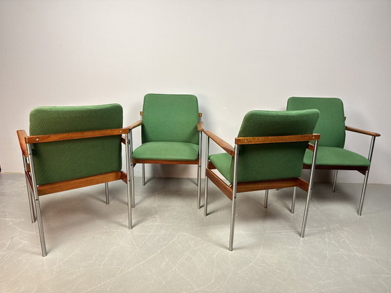 Image 1 of Juego de 4 sillas de comedor Thereca de diseño de mediados de siglo con tapicería verde vibrante.