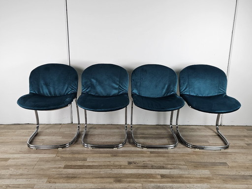 Vier Rohrstühle aus den 1970er Jahren, mit blauem Samt gepolstert