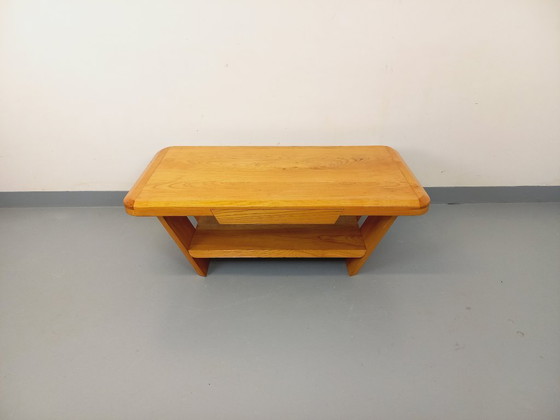 Image 1 of Vintage brutalistische rechthoekige salontafel van massief iepenhout met lade uit de jaren 70.