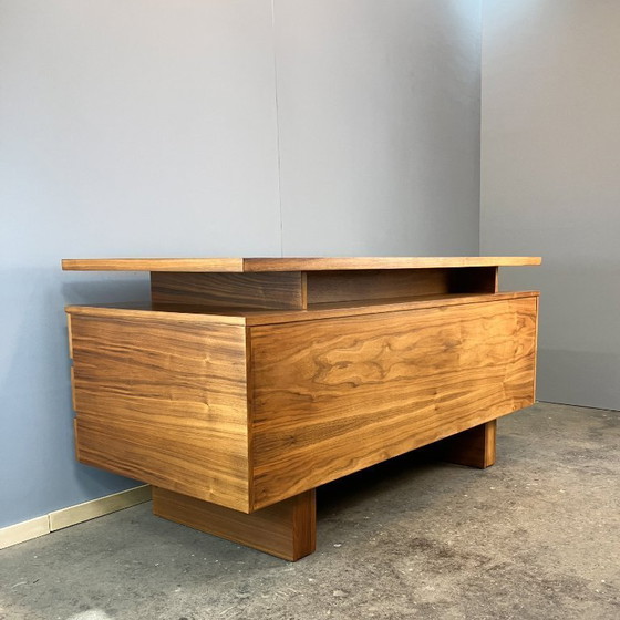 Image 1 of Bureau uit het midden van de 20e eeuw in Bauhaus-stijl, walnoothout, jaren 60.