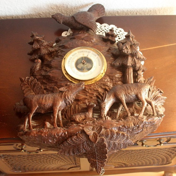 Image 1 of Sculpture ancienne des années 1930 - travail artisanal élaboré en relief sur bois avec baromètre