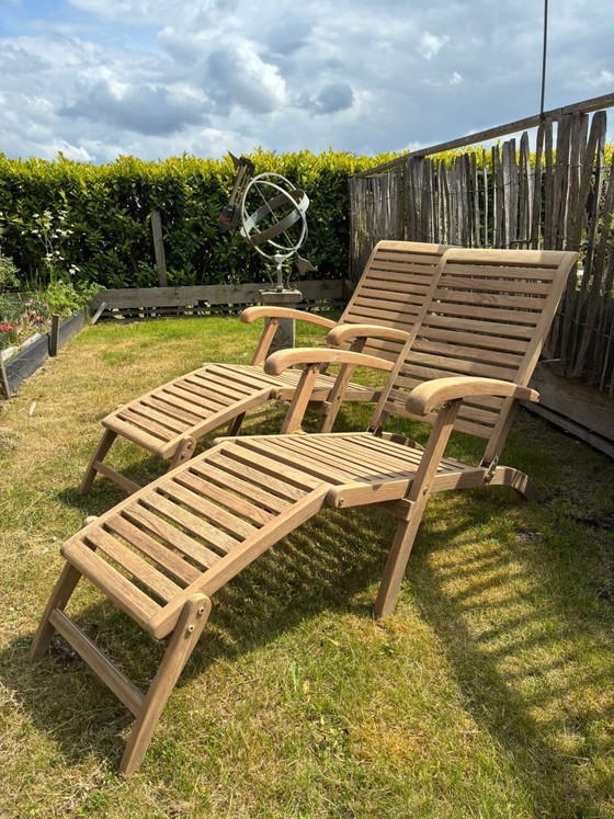 Image 1 of Ensemble de 2 chaises longues classiques Hattersley Premium en teck avec repose-pieds, comme neuves