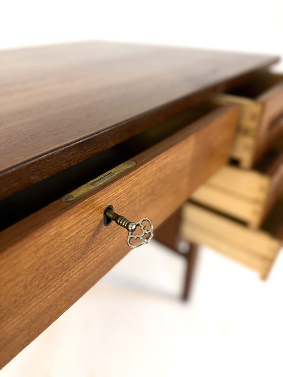 Image 1 of Vintage vrijstaand Deens teakhouten bureau ‘60
