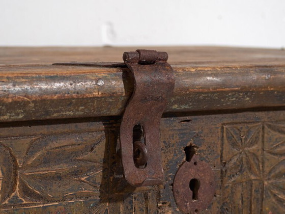 Antieke floraal gesneden kist (ca. 1820) #9 – Ladekasten (photo 13 of 40)
