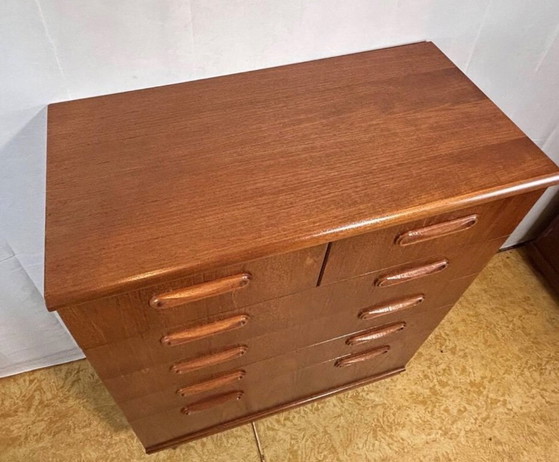 Image 1 of Grote ladekast van teakhout in retro vintage mid-century stijl van GPlan 1960. Breng de elegantie van mid-century modern design 