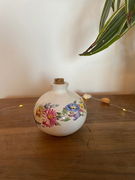 Maceta decorativa con flores silvestres